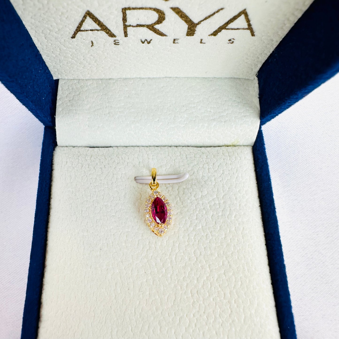 22k solid gold small pendant only