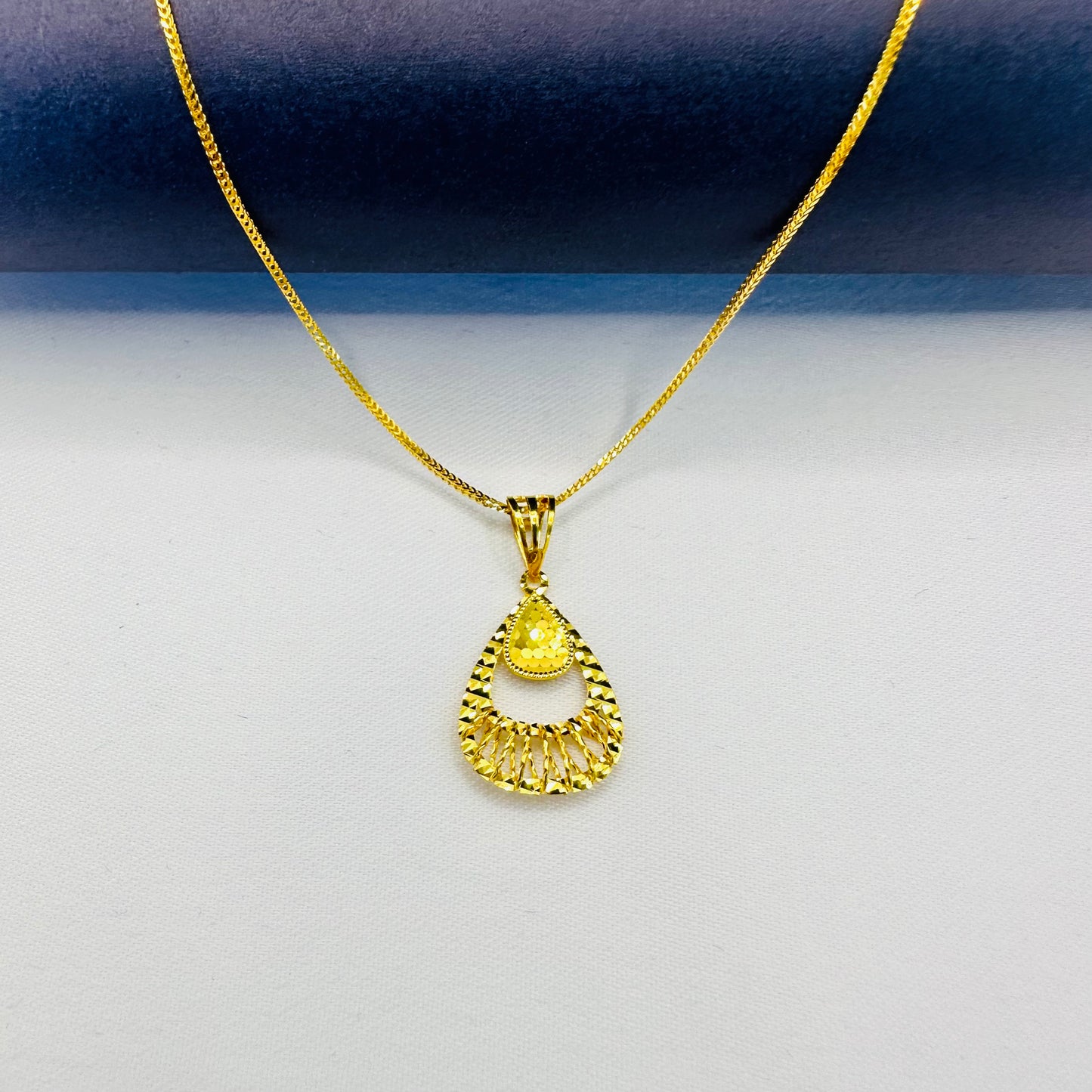22k solid gold pendant only