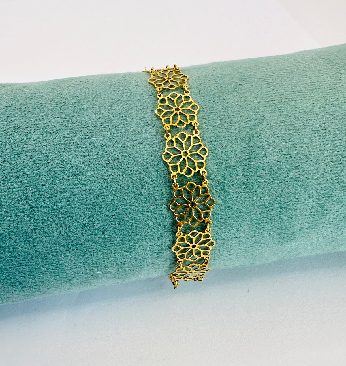 22k solid gold bracelet with flower motif design