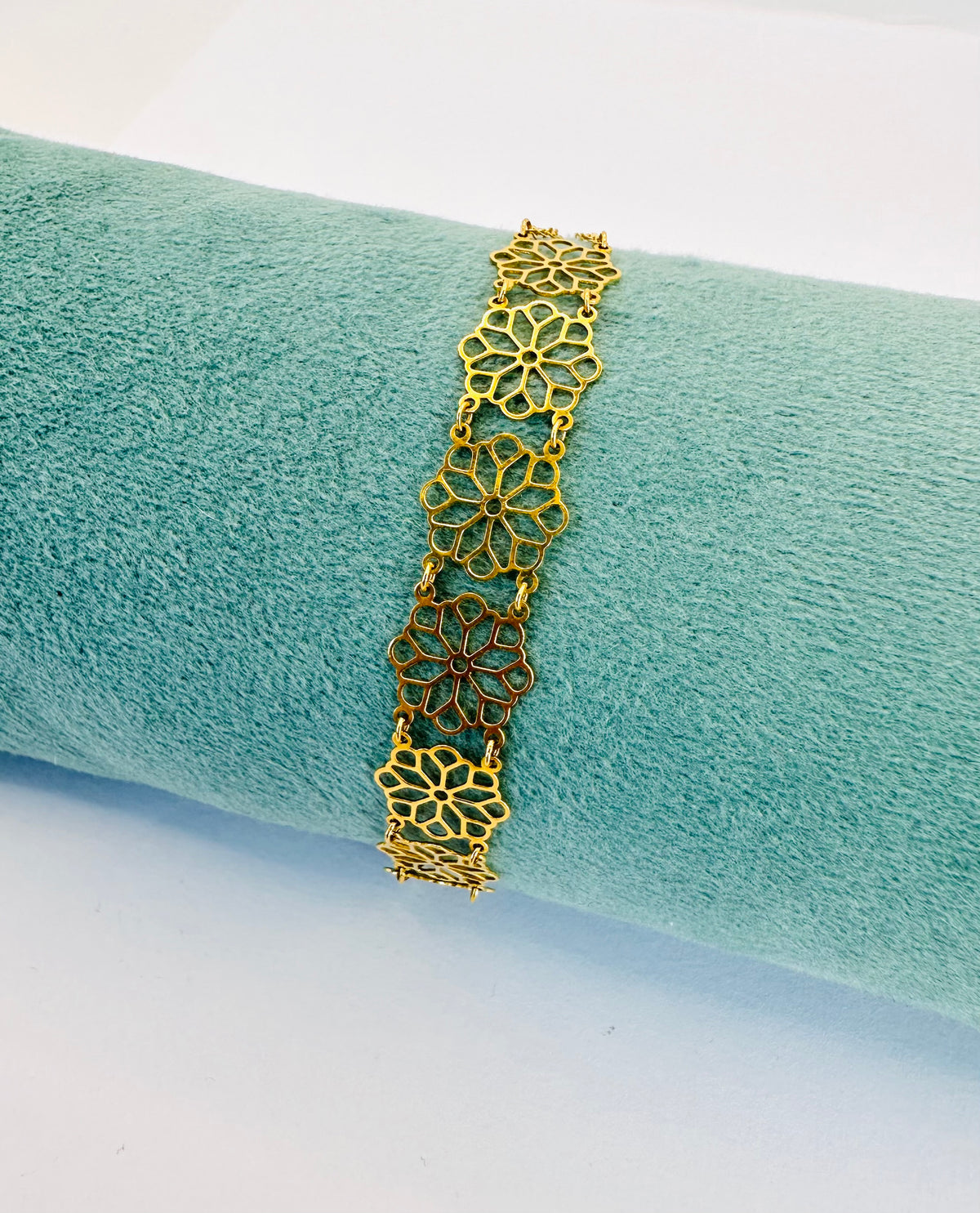 22k solid gold bracelet with flower motif design