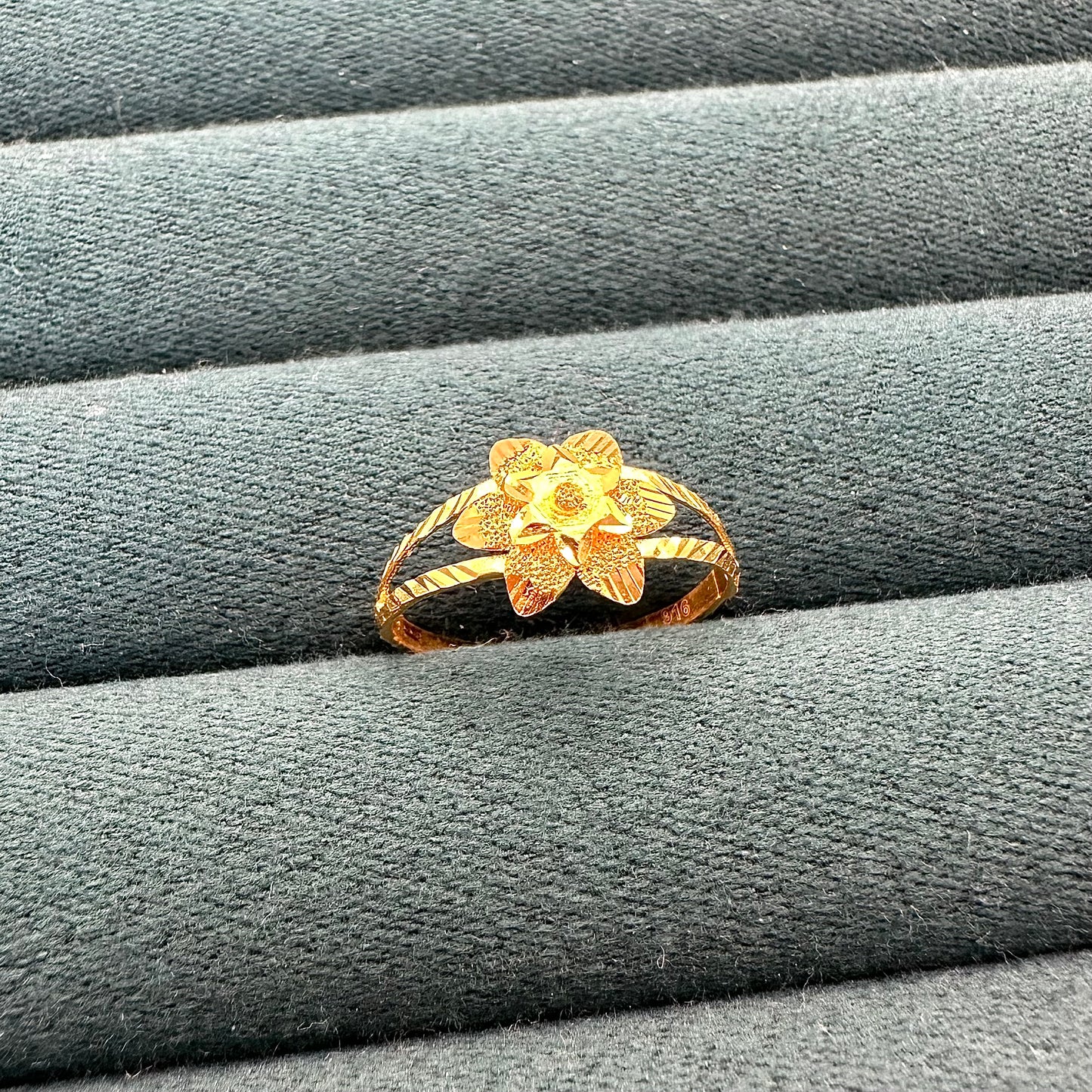 22k solid gold flower ring