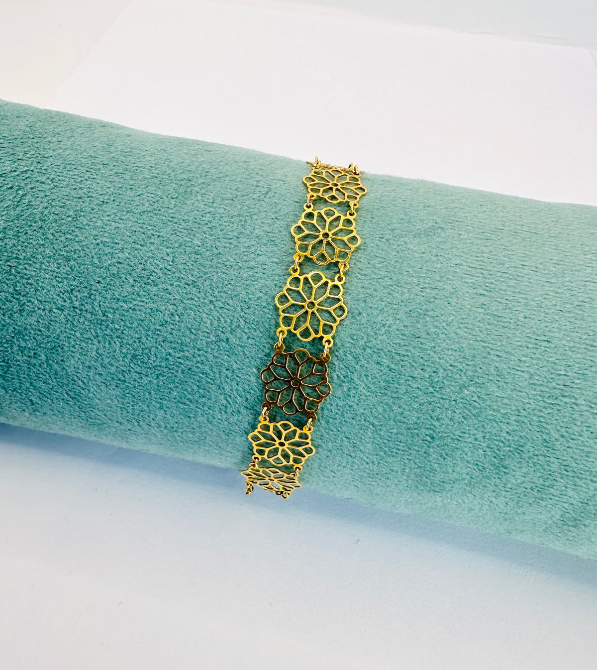 22k solid gold bracelet with flower motif design