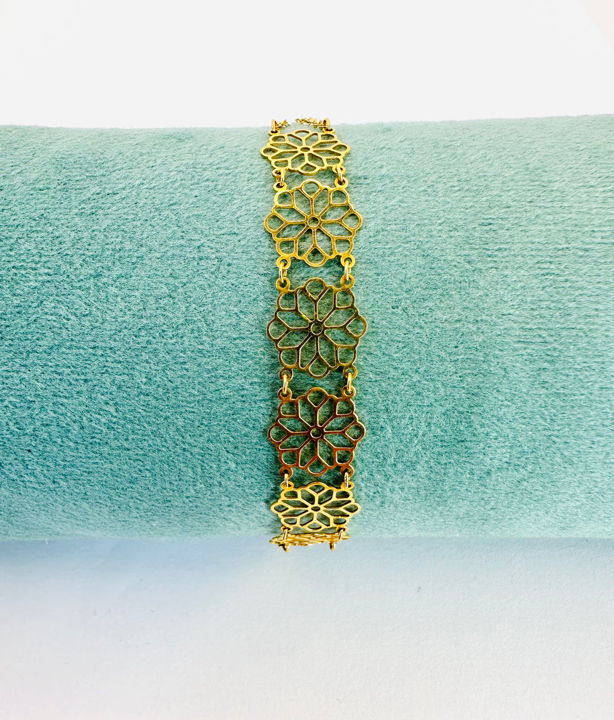 22k solid gold bracelet with flower motif design