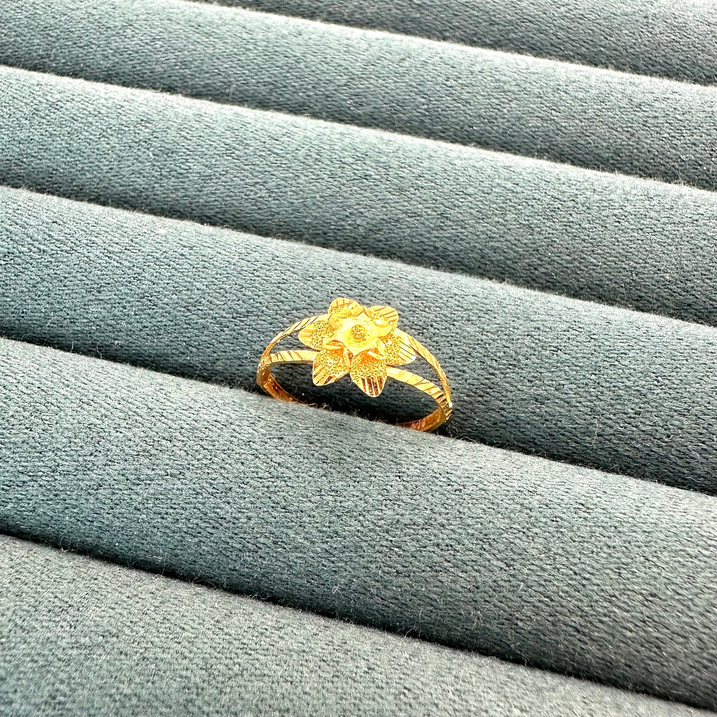 22k solid gold flower ring