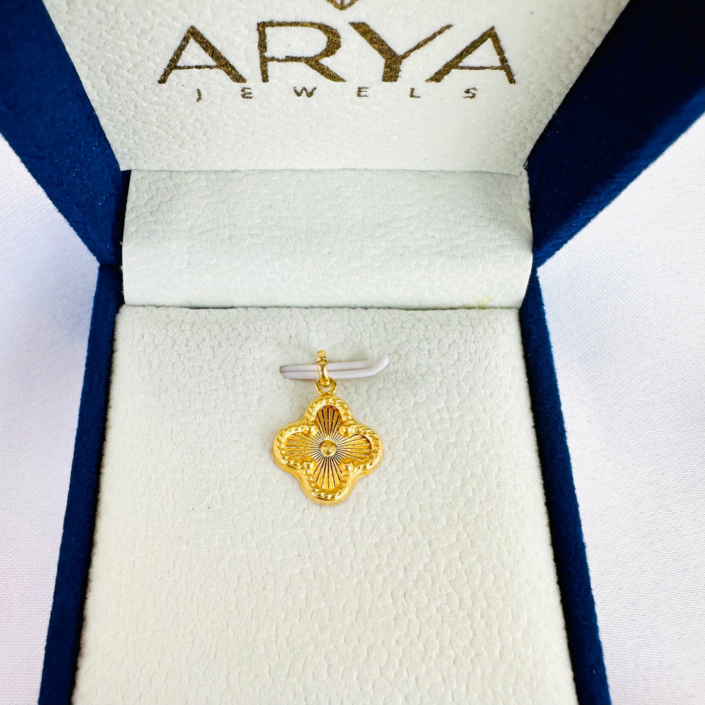 22k solid gold clover pendant only