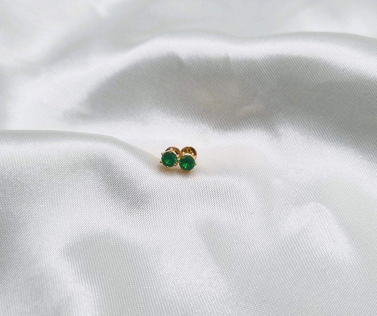 22k solid gold green stone ear studs / stud earrings